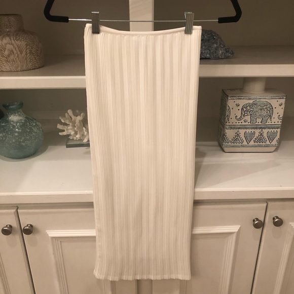 Babaton Dresses & Skirts - {Babaton} Lined Accordion Midi Skirt